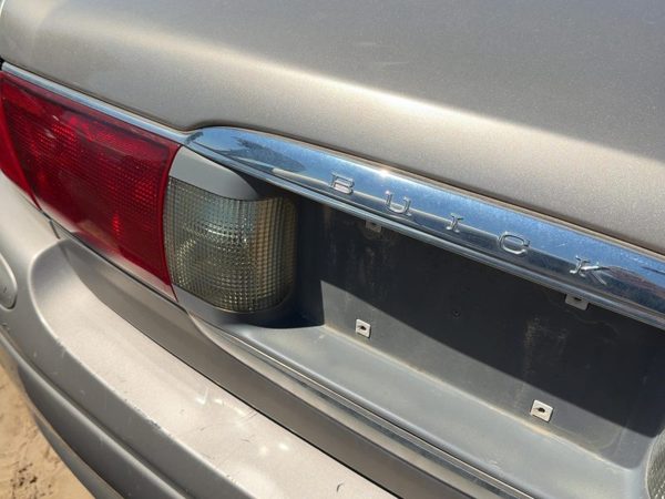 01 Lesabre Center Tail Light License Plate Trim Surround Panel Oem Middle Lamp — photo 4