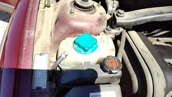 2001 Volvo V70 Coolant Recovery Bottle Xc — photo 1