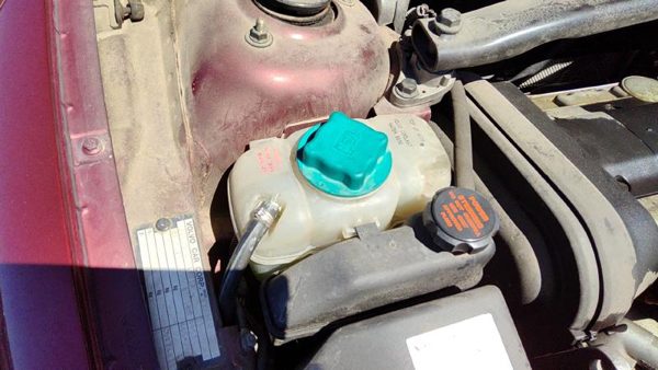2001 Volvo V70 Coolant Recovery Bottle Xc — photo 4