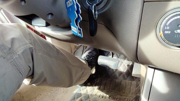 2005-2006 Nissan Altima Lower Dash Under Column Knee Bolster Trim Panel Blond C — photo 4