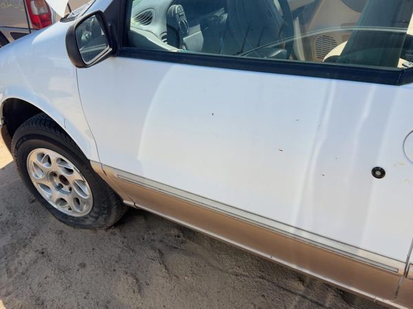 1996 Mercury Villager Front Door LH White Zc — photo 2