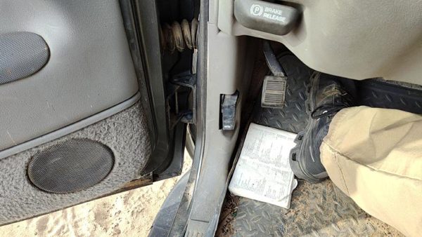 95-00 Chevy Suburban Driver Left Lower Kick Trim Panel Oem Gray 132 — photo 1