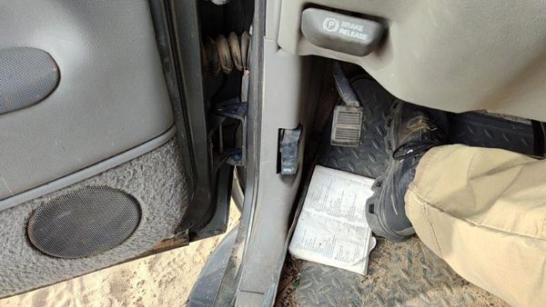 95-00 Chevy Suburban Driver Left Lower Kick Trim Panel Oem Gray 132 — photo 2