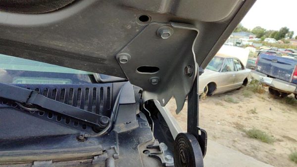 2002 GMC Sierra 2500 HD Hood Hinge RH Pewter Metallic 11U — photo 1