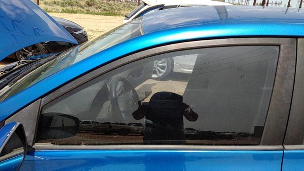 2009-2013 Toyota Corolla Driver Left Front Side Window Door Glass Oem 6810202281 — photo 2
