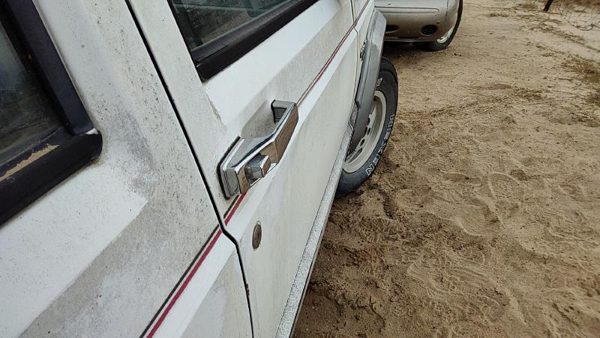 1992 Jeep Cherokee Front Door RH White — photo 3