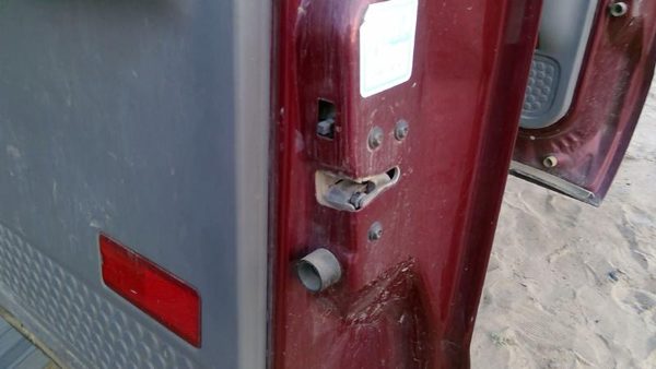 1999-2007 F350 Super Duty Passenger Right Rear Door Latch With Rods/Cables Back — photo 4