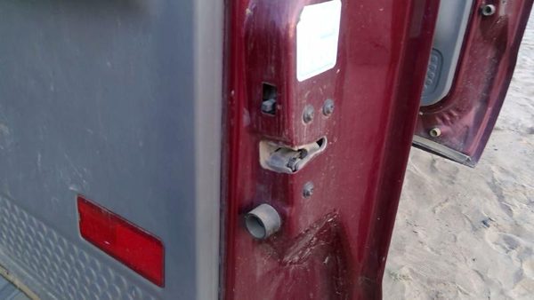 1999-2007 F350 Super Duty Passenger Right Rear Door Latch With Rods/Cables Back — photo 3
