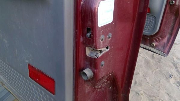 1999-2007 F350 Super Duty Passenger Right Rear Door Latch With Rods/Cables Back — photo 5