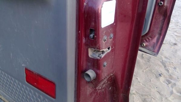 1999-2007 F350 Super Duty Passenger Right Rear Door Latch With Rods/Cables Back — photo 2