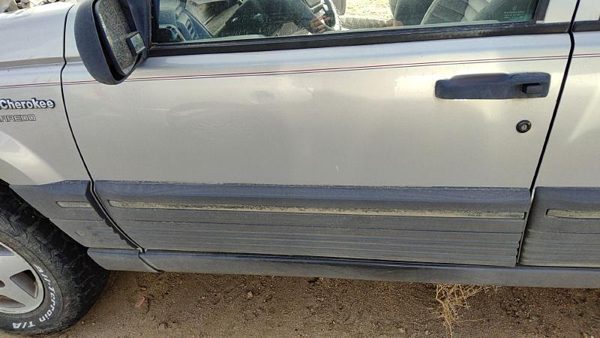 1994 Jeep Grand Cherokee Front Door LH Silver — photo 1