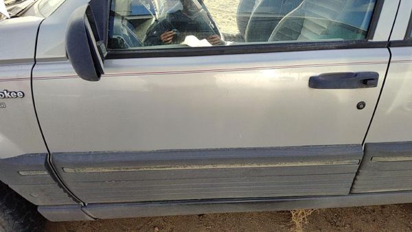 1994 Jeep Grand Cherokee Front Door LH Silver — photo 2