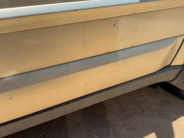 05-09 Legacy Outback Passenger Right Front Lower Moulding From Door Oem Gold 9J — photo 3