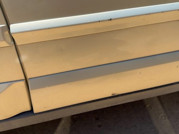 05-09 Legacy Outback Passenger Right Front Lower Moulding From Door Oem Gold 9J — photo 6