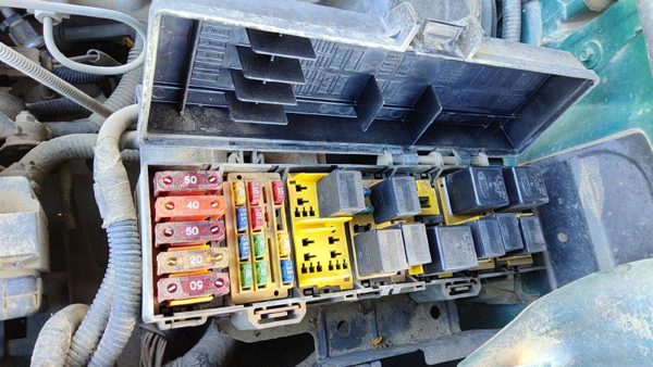 1998 Ford Ranger Engine Fuse Box 3.0L — photo 4