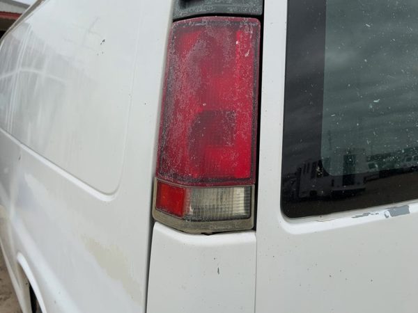 2000-2002 Chevy Express Van 2500 Driver Left Tail Light Brake Lamp Oem Rear — photo 1