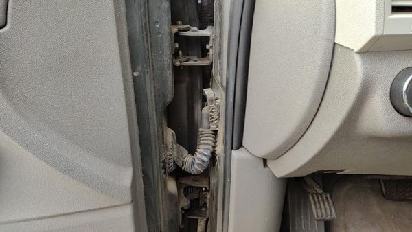 2010 Chevrolet Traverse Front Door Hinge LH — photo 1