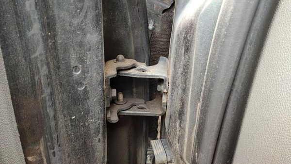 2010 Chevrolet Traverse Front Door Hinge LH — photo 2