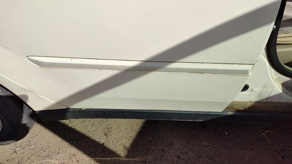 04-08 New Style Malibu Passenger Right Rear Moulding Fm Door Back Trim White 40U — photo 2