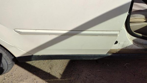 04-08 New Style Malibu Passenger Right Rear Moulding Fm Door Back Trim White 40U — photo 1