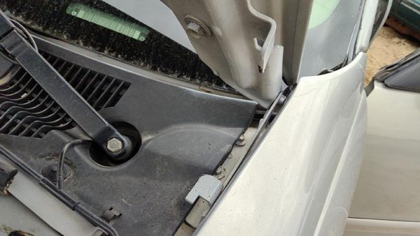 2000 Chevrolet Malibu Hood Hinge RH Chevy 17U Silvermist — photo 4