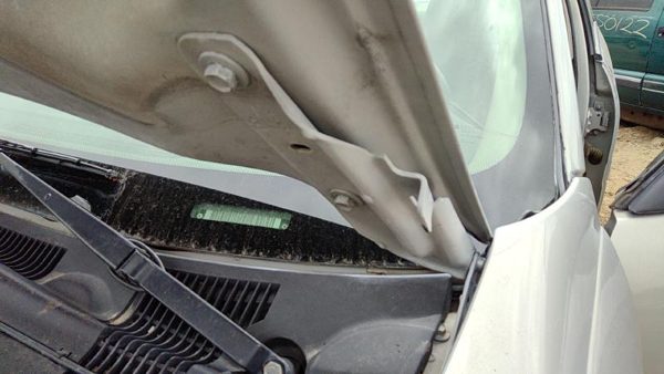 2000 Chevrolet Malibu Hood Hinge RH Chevy 17U Silvermist — photo 1