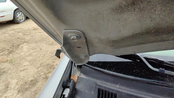 2000 Chevrolet Malibu Hood Hinge RH Chevy 17U Silvermist — photo 6