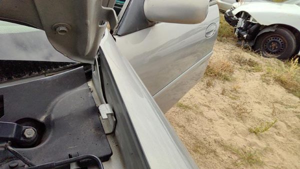 2000 Chevrolet Malibu Hood Hinge RH Chevy 17U Silvermist — photo 3
