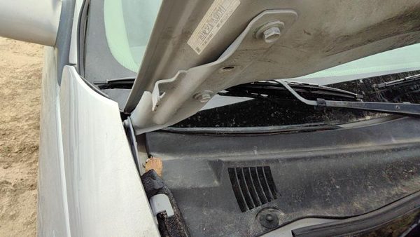 2000 Chevrolet Malibu Hood Hinge RH Chevy 17U Silvermist — photo 5