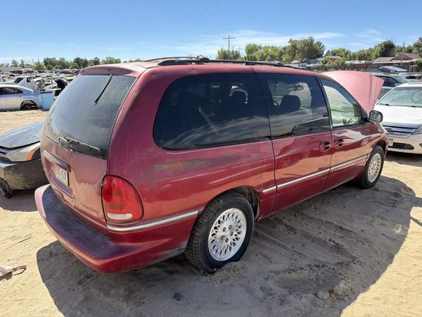 1996 Chrysler Town and Country — vehicle photo 1