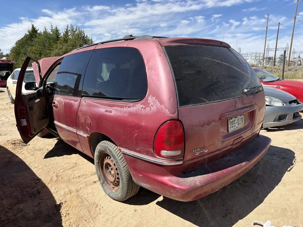 1996 Chrysler Town and Country — vehicle photo 2