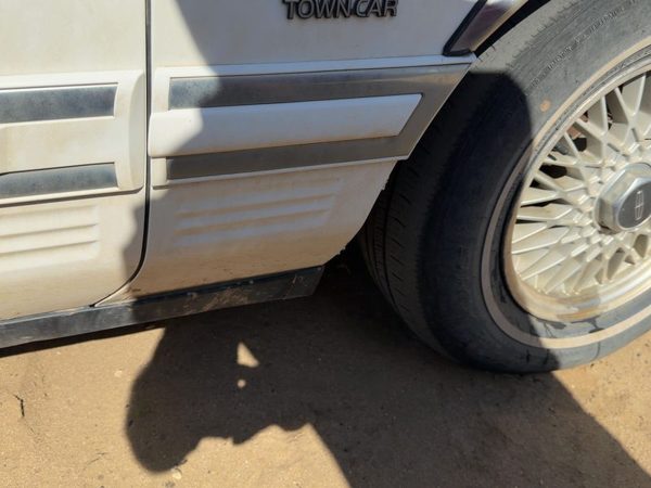 94 Lincoln Town Car Passenger Right Moulding From Fender Oem Trim Strip White Wt — photo 2