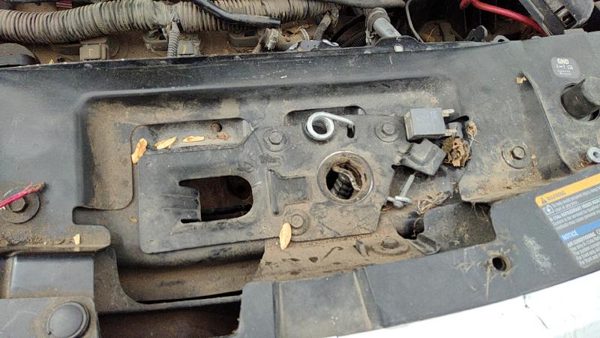 2007-2009 Suzuki Grand Vitara Xl-7 Hood Latch Assembly With Bracket Oem — photo 1