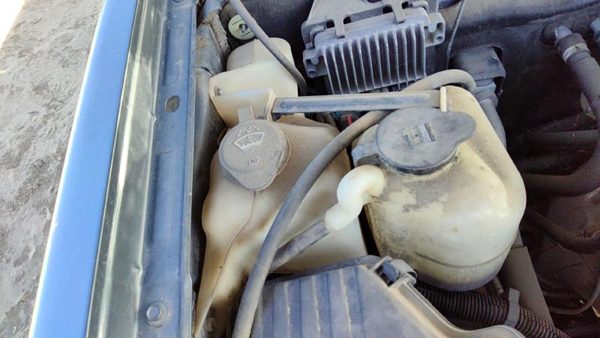 2004-2012 Gmc Canyon Windshield Washer Fluid Reservoir With Pump Oem Wiper Tank — photo 4