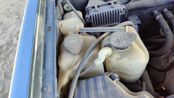 2004-2012 Gmc Canyon Windshield Washer Fluid Reservoir With Pump Oem Wiper Tank — photo 3