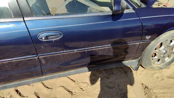 2000 Oldsmobile Intrigue Front Door RH Blue 28U — photo 5