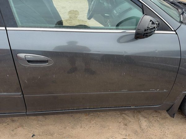2005 Nissan Altima Front Door RH Smoke K11 — photo 1