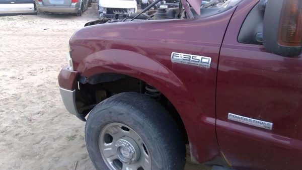 2006 Ford F350 Sd Pickup Fender LH Super Duty Dark Red Jm — photo 2