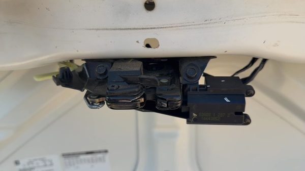 2001-2005 Buick Century Rear Trunk Deck Lid Latch Oem 10445387 — photo 1