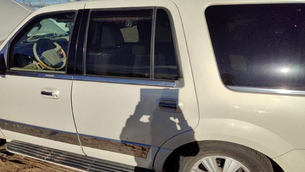 2008 Lincoln Navigator Rear Door LH Pv White Chocolate FL1Z7824631A — photo 1