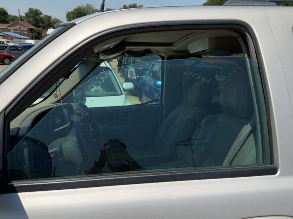 2000-2006 Chevy Suburban 1500 Driver Left Front Side Window Door Glass Oem — photo 2
