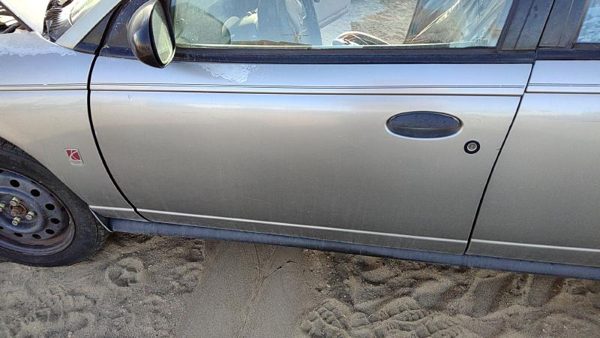 1997 Saturn Sl1 Front Door LH Silver — photo 1