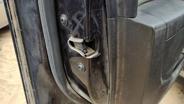 2011 LH Driver Left Front Door Latch With Rods/cables OEM — photo 2