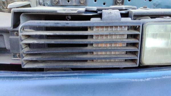 1989 Oldsmobile Cutlass Supreme Grille Blue 14102926 — photo 3