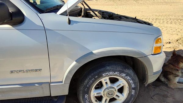2002 Ford Explorer Fender RH Silver Ts — photo 4