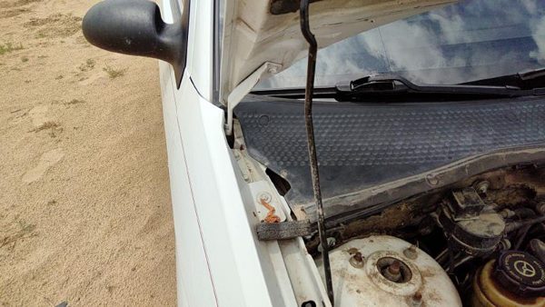 2000 Ford Focus Hood Hinge RH Station Wagon White Yz — photo 2