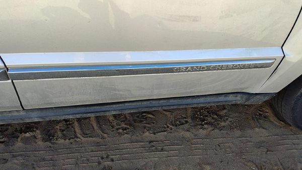05-10 Grand Cherokee Passenger Right Front Moulding From Door Oem Trim Strip — photo 1