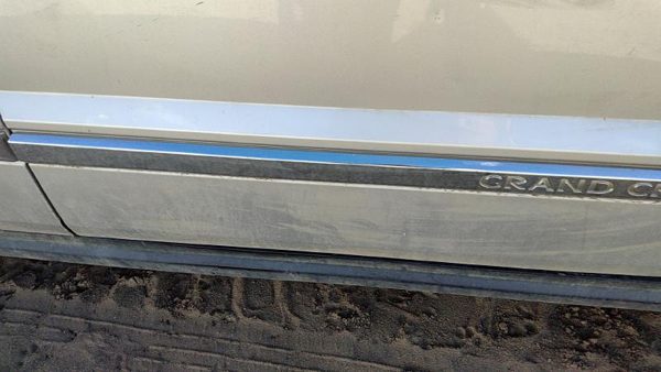 05-10 Grand Cherokee Passenger Right Front Moulding From Door Oem Trim Strip — photo 3