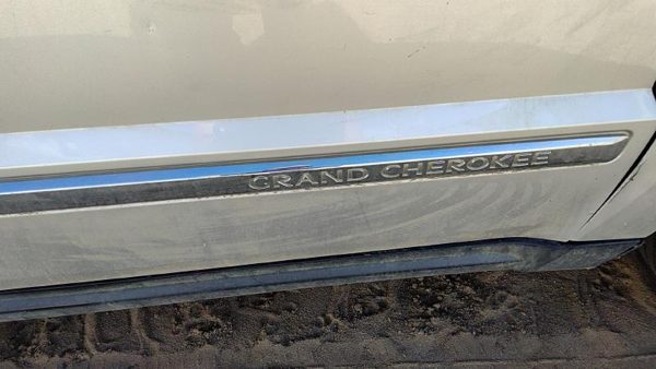 05-10 Grand Cherokee Passenger Right Front Moulding From Door Oem Trim Strip — photo 4