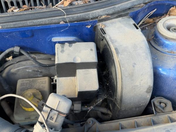 2002 Vw Jetta Engine Bay Fuse Relay Box 2.0L — photo 4